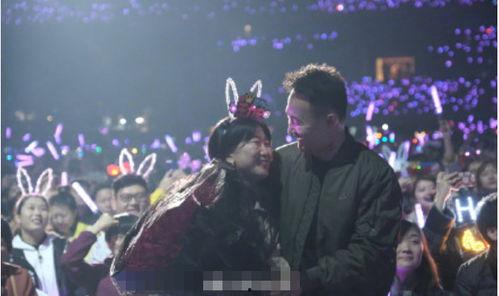明星吃瓜粉丝求婚,粉丝浪漫求婚,甜蜜瞬间引网友热议